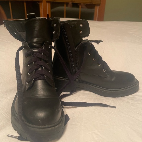 Like New. Black Madden Girl Boots zip side. PU - Picture 2 of 5
